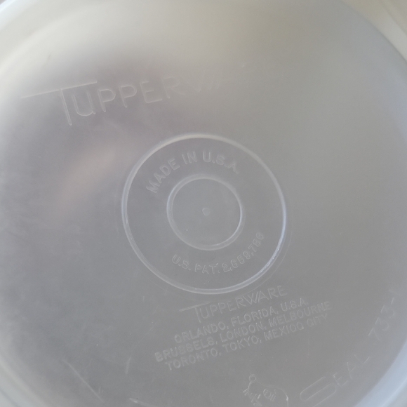 Tupperware Cream Plastic Container Set with Handle - Picture 2 of 5